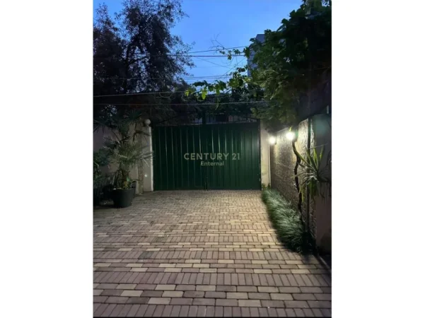 Tirane, jepet me qera apartament 2+1 Kati 1, 160 m² 650 € (Shkolla e Kuqe)