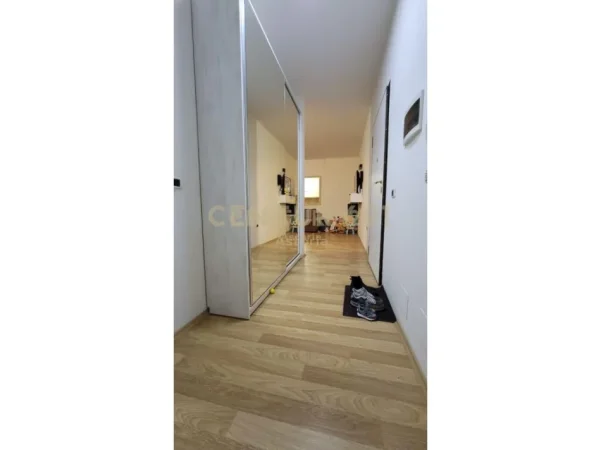 Tirane, jepet me qera apartament 1+1 Kati 3, 66 m² 500 € (Rruga Xhon Kenedi)