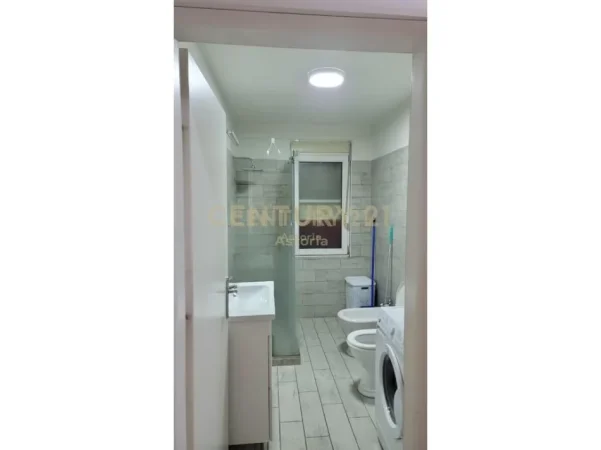 Tirane, jepet me qera apartament 1+1 Kati 3, 66 m² 500 € (Rruga Xhon Kenedi)