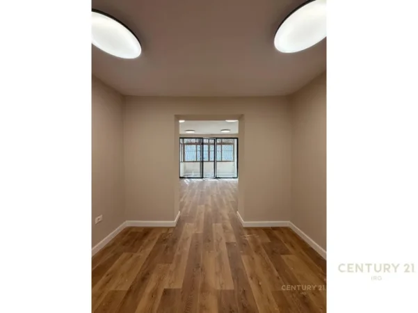 Tirane, jepet me qera ambjent biznesi Kati 2, 109 m² 750 € (Petro Nini)