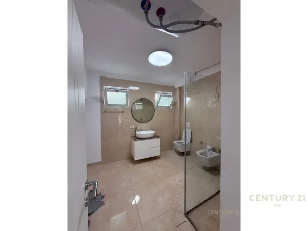 Tirane, jepet me qera ambjent biznesi Kati 2, 109 m² 750 € (Petro Nini)