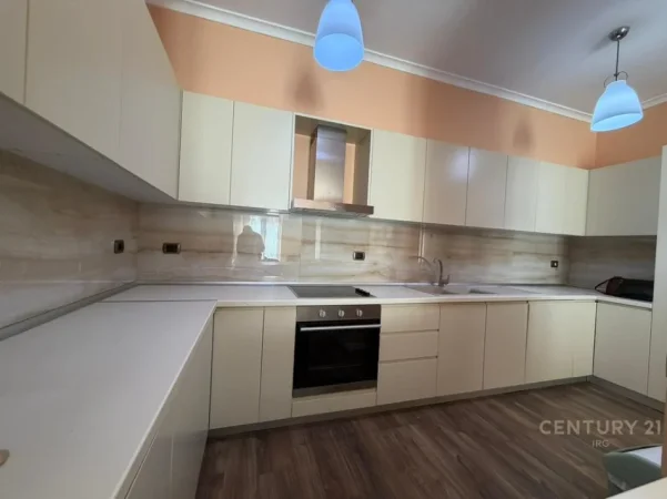 Tirane, jepet me qera apartament 3+1 Kati 2, 149 m² 1.700 € (Rruga e Kavajes)