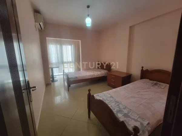 Tirane, jepet me qera apartament 3+1 Kati 3, 135 m² 800 € (Petro Nini)