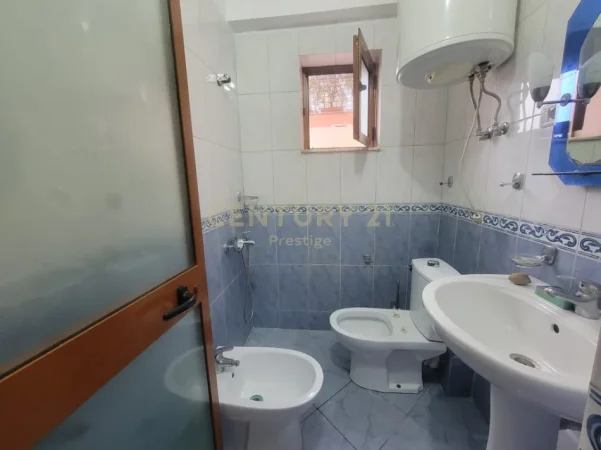 Tirane, jepet me qera apartament 3+1 Kati 3, 135 m² 800 € (Petro Nini)