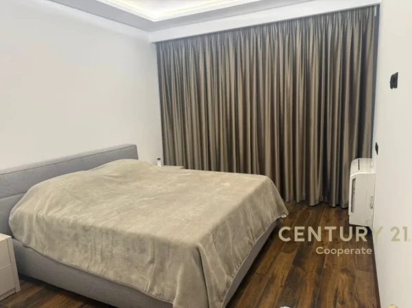 Tirane, jepet me qera apartament 1+1 Kati 6, 112 m² 1.300 € (Rruga Faik Konica)