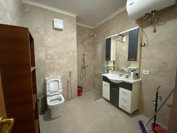 Tirane, jepet me qera apartament 3+1+Ballkon Kati 3, 143 m² 1.100 € (Ekspozita)