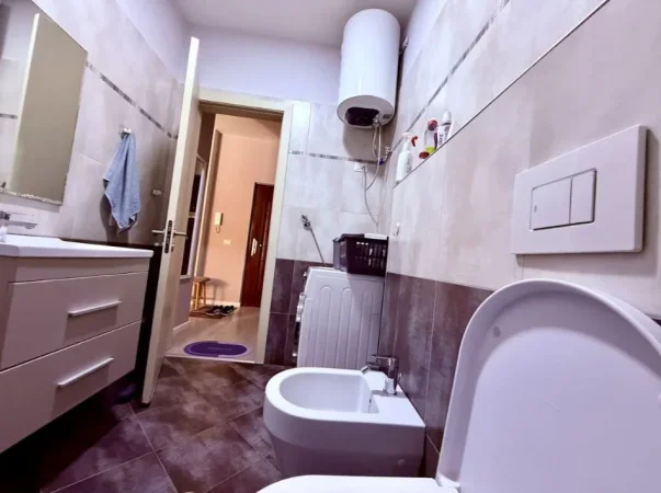Tirane, jepet me qera apartament 1+1+Ballkon Kati 2, 60 m² 570 € (Rruga Albanopoli)