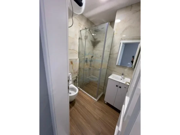 Tirane, jepet me qera apartament 2+1+Ballkon Kati 3, 88 m² 1.200 € (Sheshi Willson)