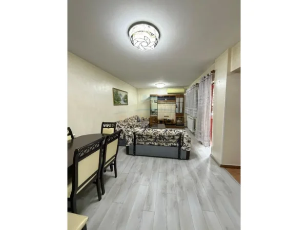 Tirane, jepet me qera apartament 2+1+Ballkon Kati 1, 95 m² 450 € (Kthesa e Kamzes)