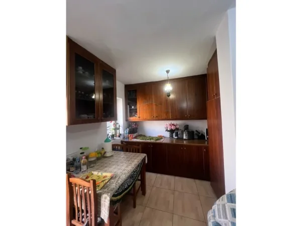 Tirane, shitet apartament 3+1+Ballkon Kati 3, 85 m² 185.000 € (Stacioni i Trenit)