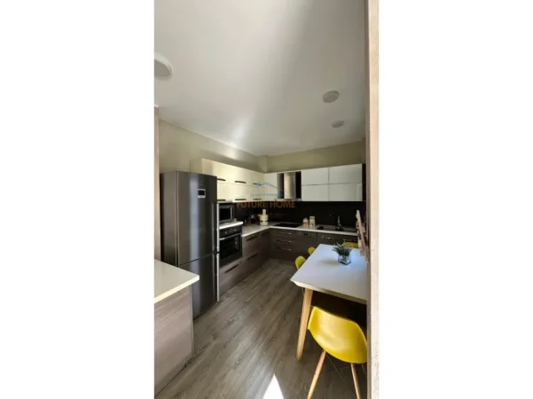 Tirane, jepet me qera apartament 2+1+Ballkon Kati 1, 97 m² 750 € (Selite)