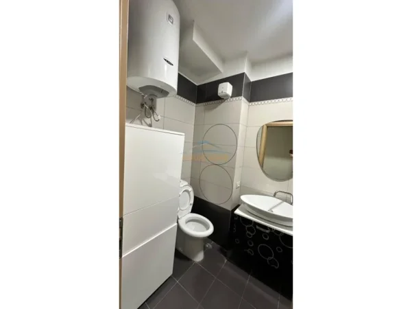 Tirane, jepet me qera apartament 2+1+Ballkon Kati 1, 97 m² 750 € (Selite)