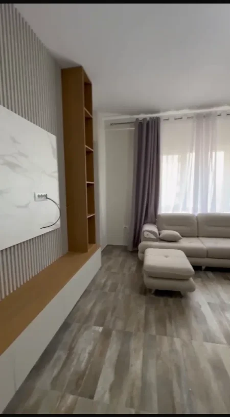 Tirane, jepet me qera apartament 1+1+Ballkon Kati 7, 75 m² 650 € (Apartament 1+1+Parking Per Qera Zogu I Zi Plotesisht I Mobiluar)
