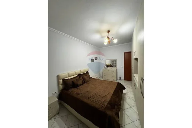 Tirane, jepet me qera apartament , 58 m² 480 € (Pallatet Çabej)