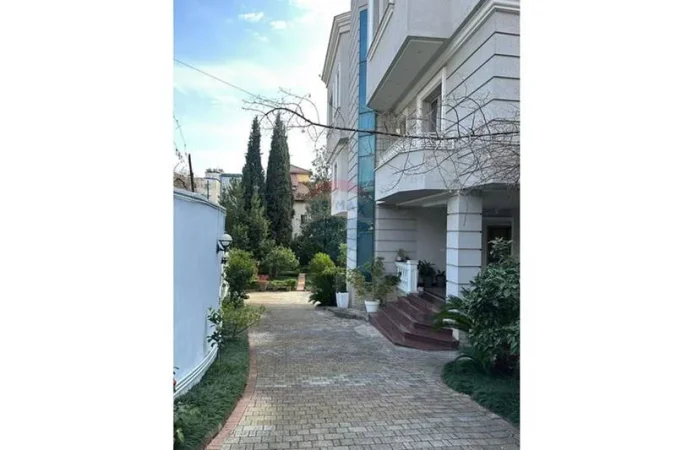 Tirane, jepet me qera Vile , 800 m² 120 € 