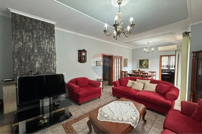 Tirane, jepet me qera Vile , 800 m² 120 € 