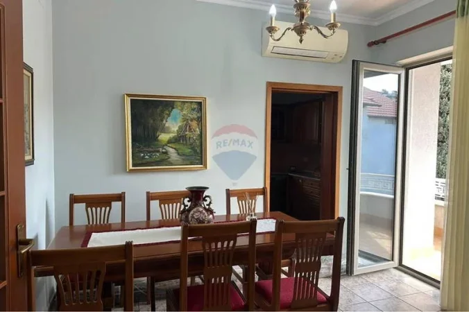 Tirane, jepet me qera Vile , 800 m² 120 € 