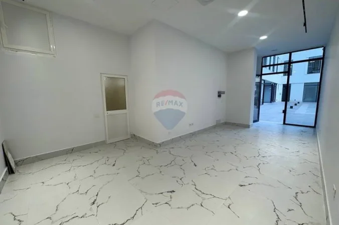 Tirane, jepet me qera dyqan , 39 m² 900 € 