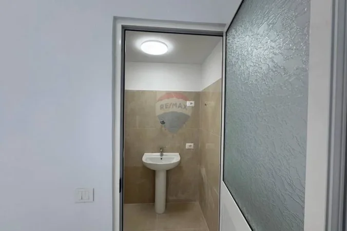 Tirane, jepet me qera dyqan , 39 m² 900 € 