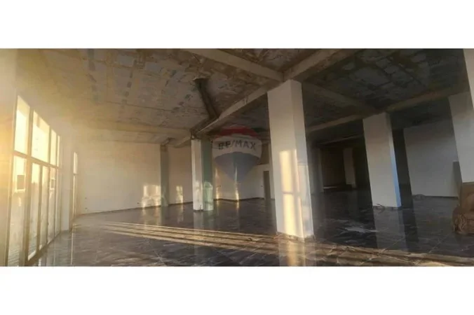 Tirane, jepet me qera dyqan , 375 m² 2.500 € 