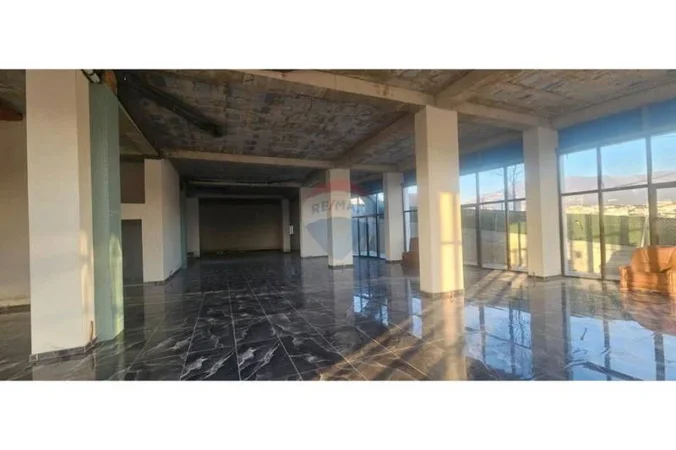 Tirane, jepet me qera dyqan , 375 m² 2.500 € 