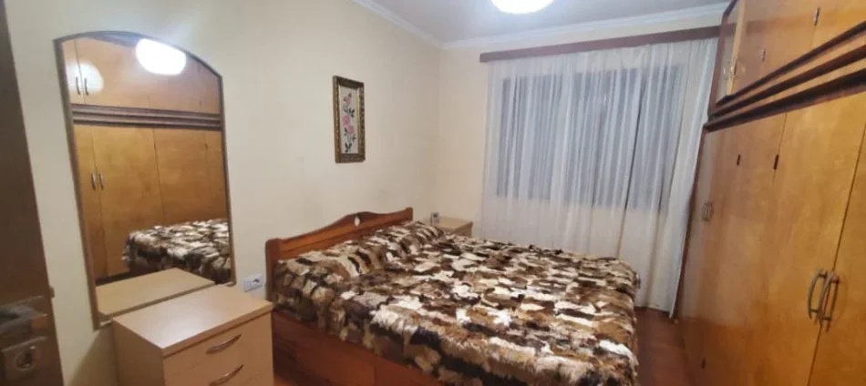 Tirane, jepet me qera apartament 2+1 Kati 1, 65 m² 350 € (BUZE RRUGES ALI DEMI)