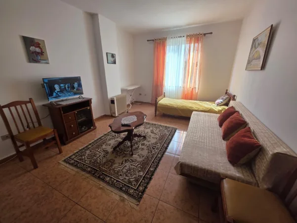 Tirane, jepet me qera apartament 1+1 Kati 11, 70 m² 500 € (Komuna e Parisit prane rrethit)