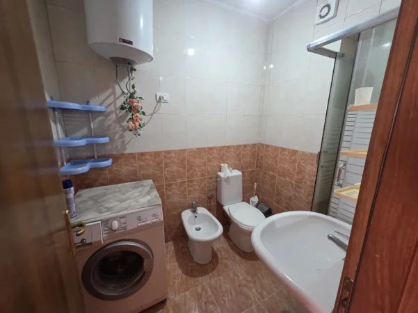 Tirane, jepet me qera apartament 1+1 Kati 11, 70 m² 500 € (Komuna e Parisit prane rrethit)