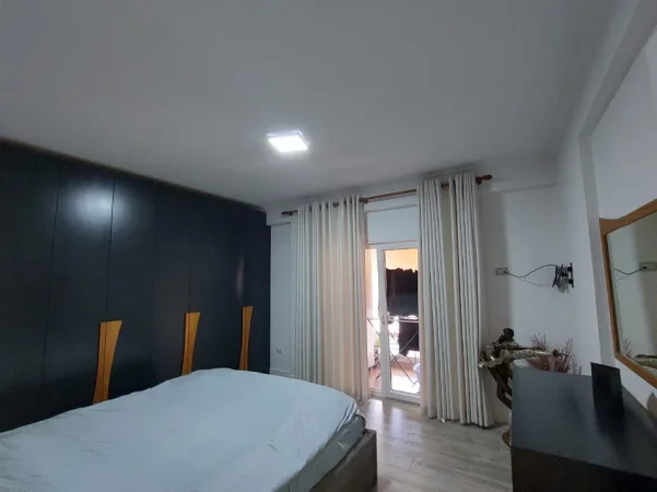 Tirane, jepet me qera apartament 3+1 Kati 1, 125 m² 1.000 € (Selvia ,Rruga e Dibres)