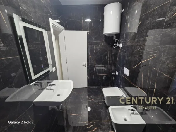 Tirane, jepet me qera zyre Kati 7, 77 m² 800 € (Rruga e Kavajes)