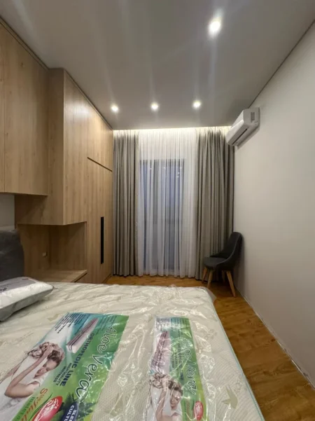 Tirane, jepet me qera apartament 2+1 , 1.100 € (Vasil Shanto)