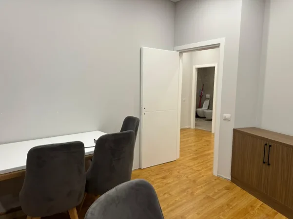 Tirane, jepet me qera apartament 2+1 , 1.100 € (Vasil Shanto)
