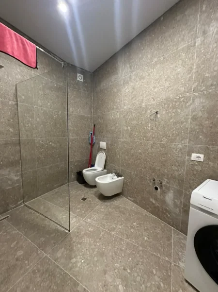 Tirane, jepet me qera apartament 2+1 , 1.100 € (Vasil Shanto)