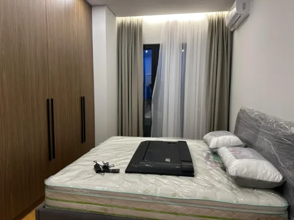 Tirane, jepet me qera apartament 2+1 , 1.100 € (Vasil Shanto)