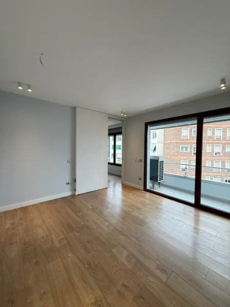 Tirane, jepet me qera zyre Kati 7, 200 m² 2.500 € (Kompleksi Delijorgji)