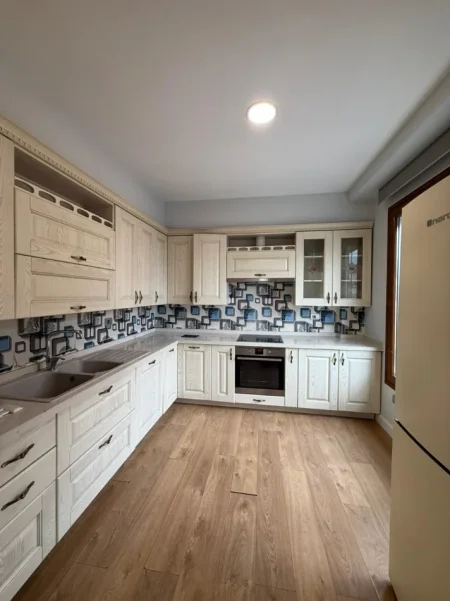 Tirane, jepet me qera zyre Kati 7, 200 m² 2.500 € (Kompleksi Delijorgji)