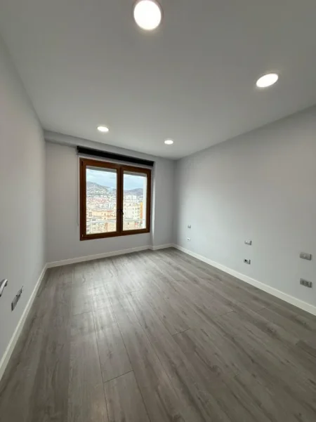 Tirane, jepet me qera zyre Kati 7, 200 m² 2.500 € (Kompleksi Delijorgji)