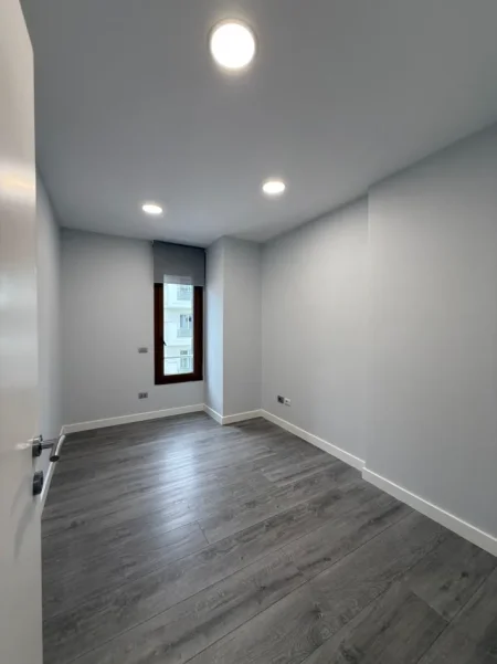 Tirane, jepet me qera zyre Kati 7, 200 m² 2.500 € (Kompleksi Delijorgji)