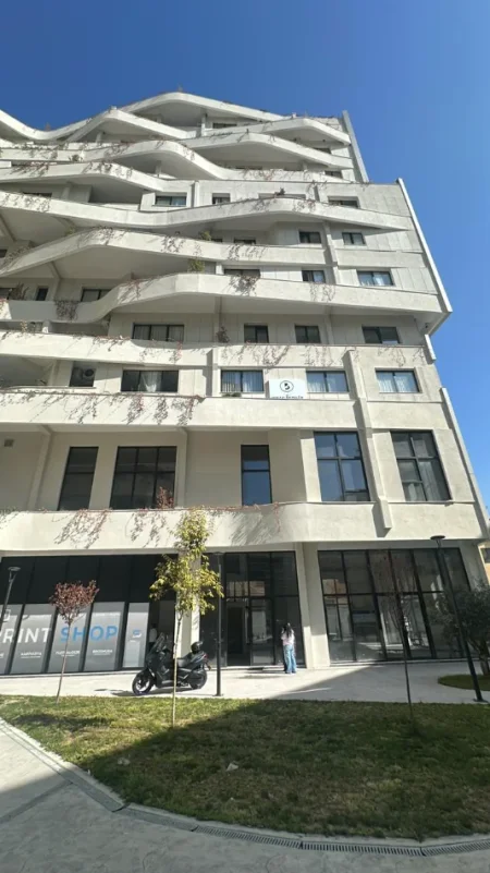 Tirane, jepet me qera ambjent biznesi Kati 2, 118 m² 900 € (Spring Residence)