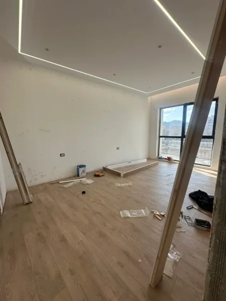 Tirane, jepet me qera ambjent biznesi Kati 2, 118 m² 900 € (Spring Residence)