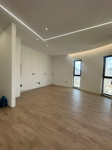 Tirane, jepet me qera ambjent biznesi Kati 2, 118 m² 900 € (Spring Residence)