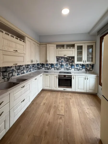 Tirane, jepet me qera zyre , 200 m² 2.500 € 