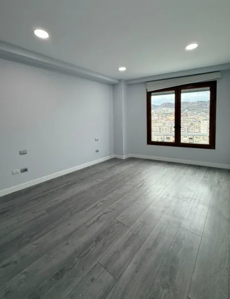 Tirane, jepet me qera zyre , 200 m² 2.500 € 