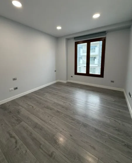 Tirane, jepet me qera zyre , 200 m² 2.500 € 