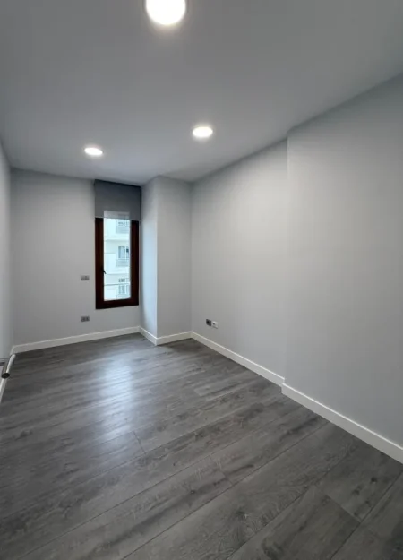Tirane, jepet me qera zyre , 200 m² 2.500 € 