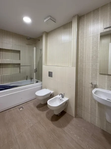 Tirane, jepet me qera zyre , 200 m² 2.500 € 