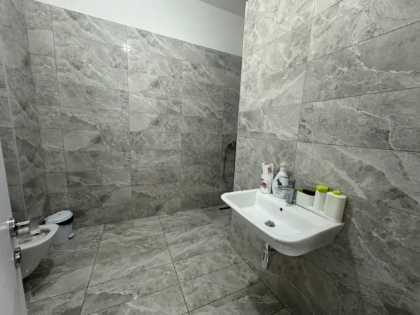 Tirane, jepet me qera ambjent biznesi Kati 2, 108 m² 1.000 € (Rruga e Kavajes)