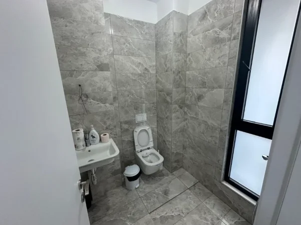 Tirane, jepet me qera ambjent biznesi Kati 2, 108 m² 1.000 € (Rruga e Kavajes)