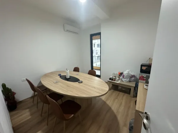 Tirane, jepet me qera ambjent biznesi Kati 2, 108 m² 1.000 € (Rruga e Kavajes)