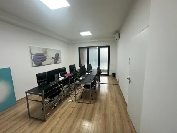 Tirane, jepet me qera ambjent biznesi Kati 2, 108 m² 1.000 € (Rruga e Kavajes)